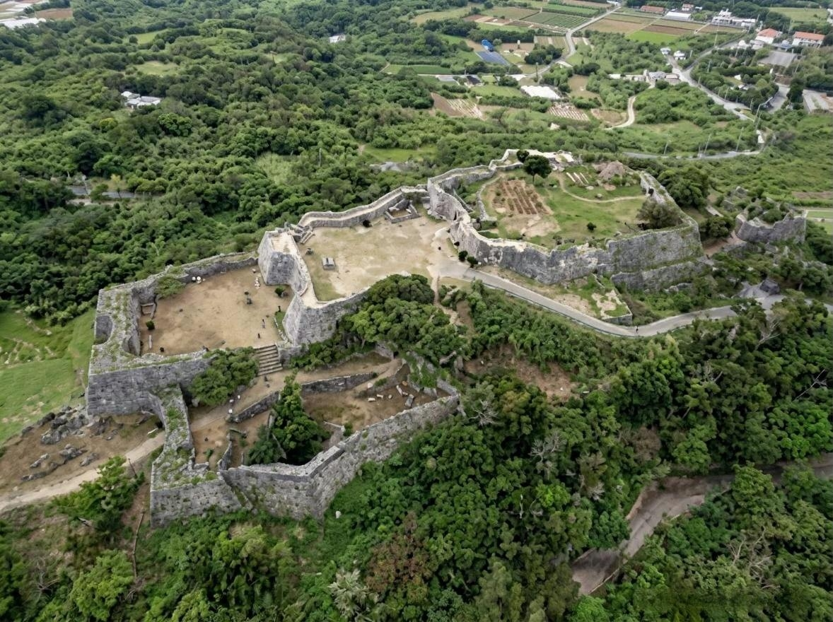 現在の中城城跡（空撮）
