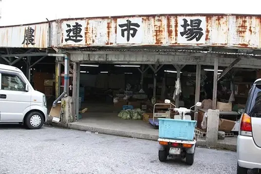 牧志公設市場でスッパイマンとAR撮影